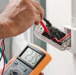 Mesure électrique au multimètre sur un appareillage