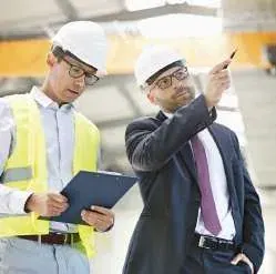 Ingénieurs en revue de chantier