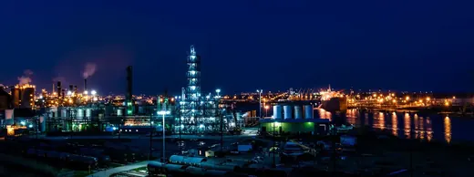 Site industriel éclairé de nuit
