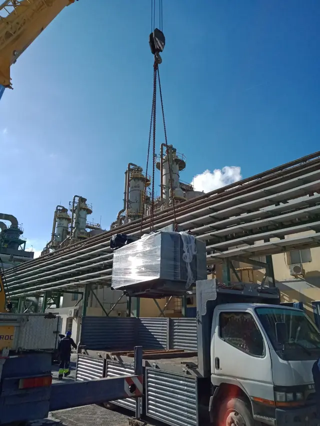 Levage d'un transformateur sur site industriel