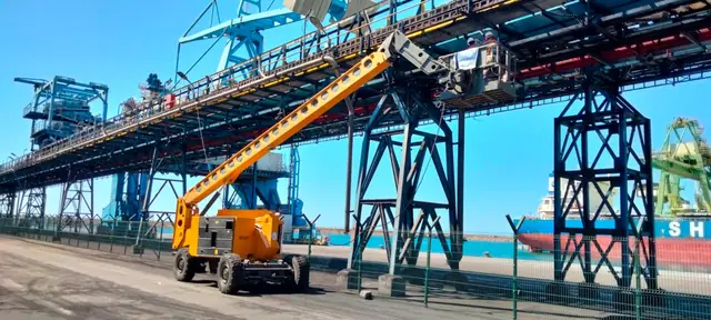 Intervention en nacelle sur une galerie de convoyeur portuaire