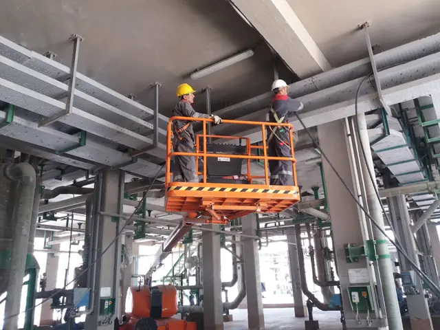 Pose de câbles en nacelle sur chemins de câbles