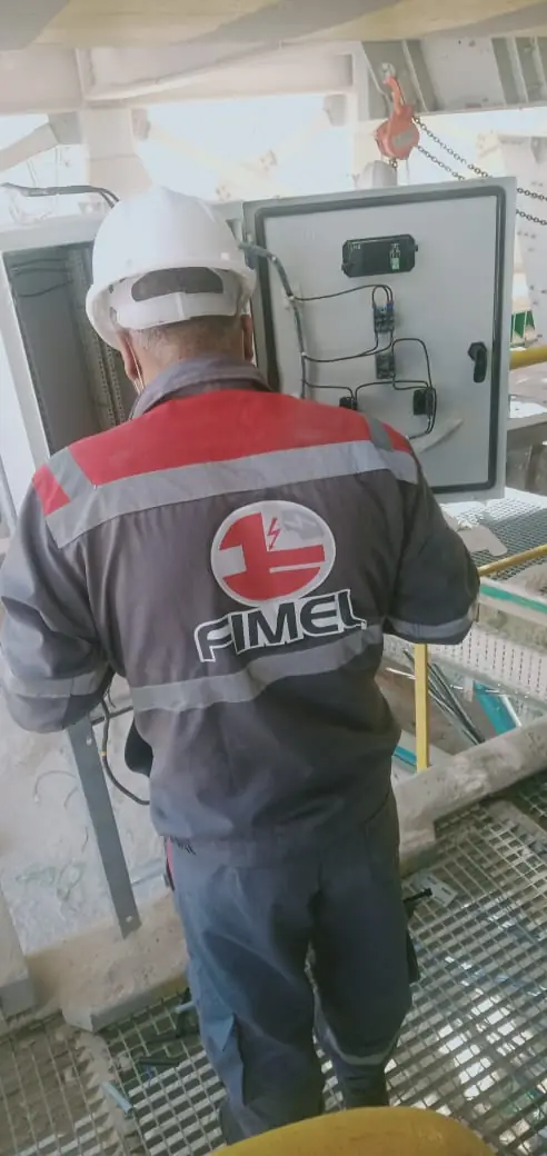 Technicien FIMEL intervenant sur un coffret électrique